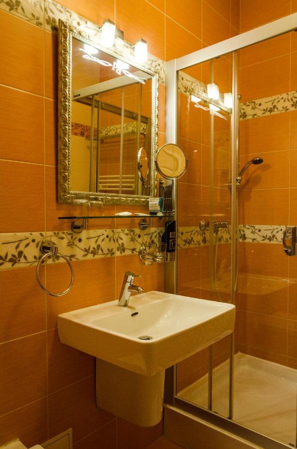 Hotel Rokoko Kosice Bagian luar foto