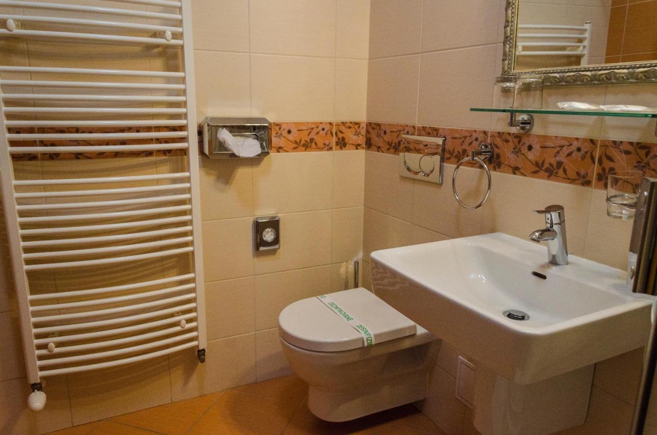 Hotel Rokoko Kosice Bagian luar foto