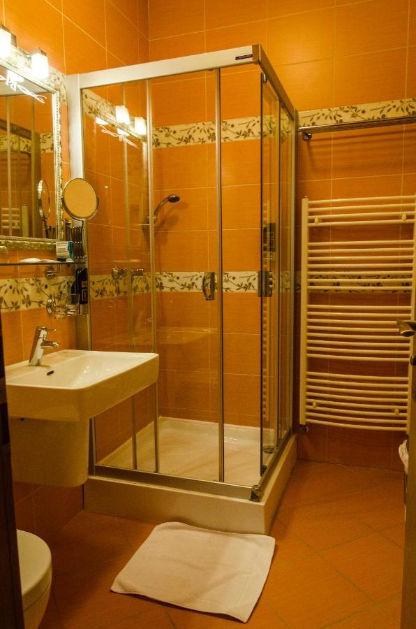Hotel Rokoko Kosice Bagian luar foto