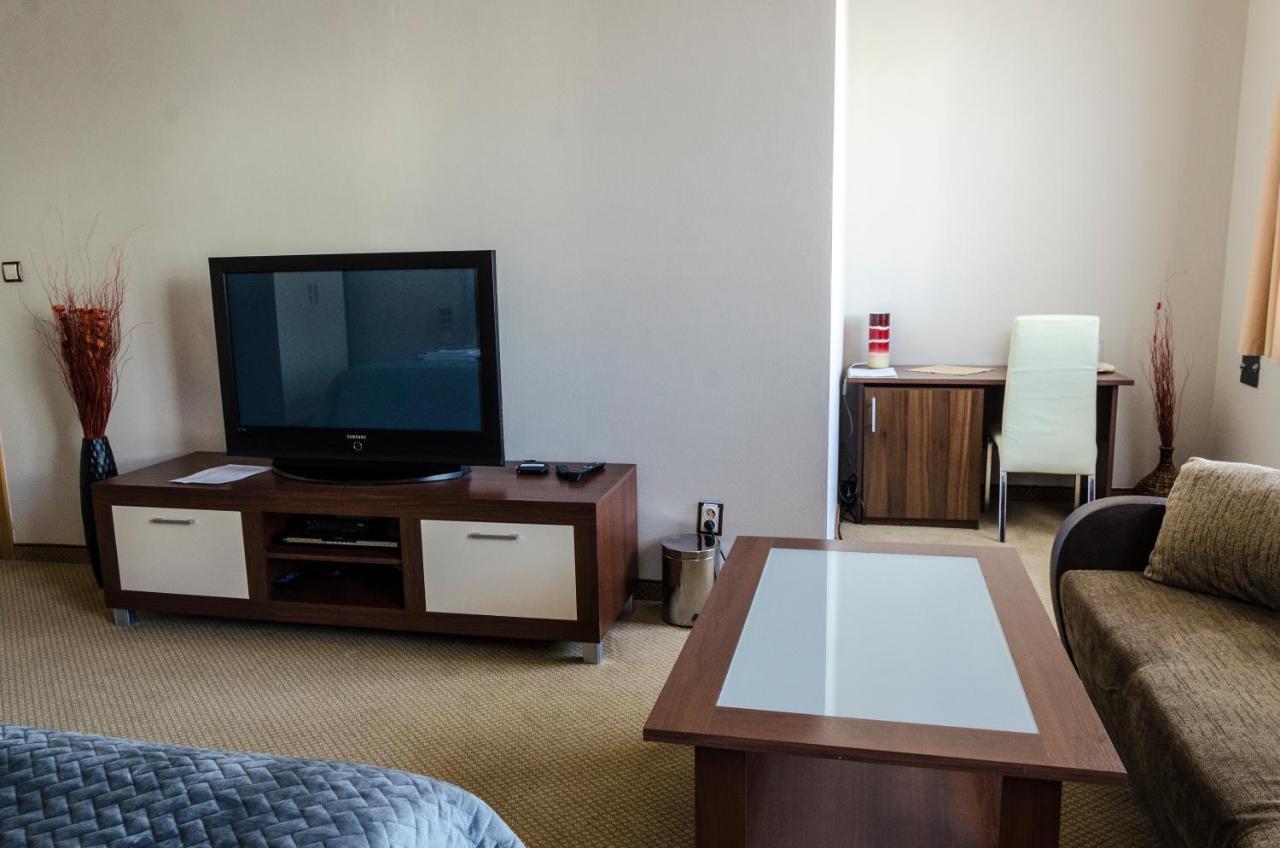 Hotel Rokoko Kosice Bagian luar foto
